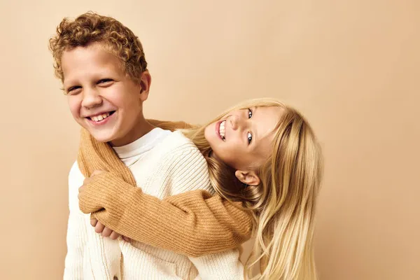 Hermano y hermana amistad abrazo infancia mueca emociones —  Fotos de Stock