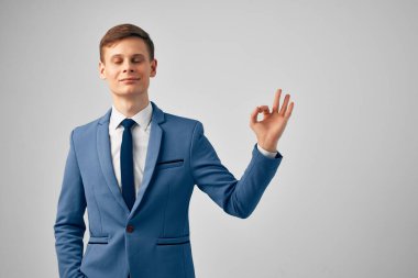 Takım elbiseli iş adamı kendine güvenen ofis yöneticisi modern tarz.