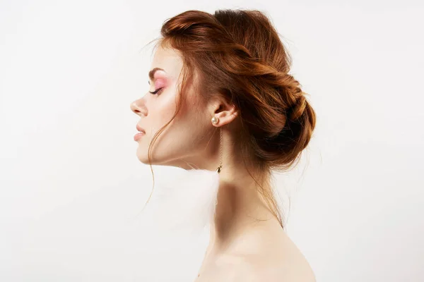 Efektowne Kobieta Jasnym Makijażu Pozowanie Zbliżenie Wysokiej Jakości Zdjęcie — Zdjęcie stockowe