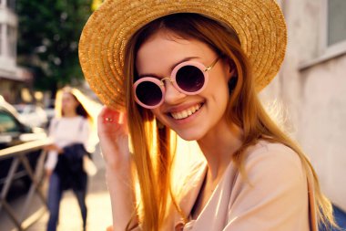 Şapka ve gözlük takan çekici bir kadın. 