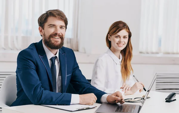 Colleghi che parlano al tavolo di fronte alla tecnologia laptop office — Foto Stock