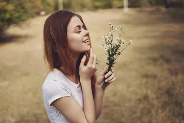 夏に花を持つ女性 高品質の写真 — ストック写真