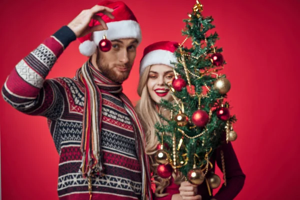 Συναισθηματικό νεαρό ζευγάρι γιορτάζει χριστουγεννιάτικη διακόσμηση μαζί — Φωτογραφία Αρχείου