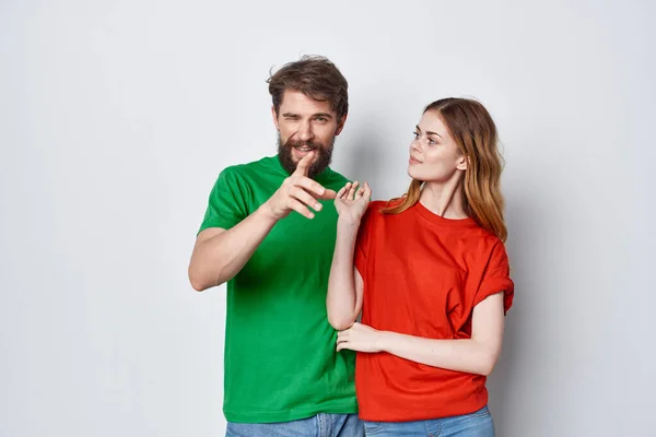 Молодая пара обнимает дружбу красочные футболки семьи изолированный фон — стоковое фото