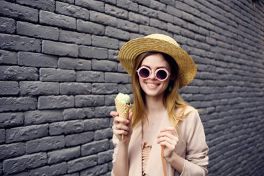 Güzel bir kadın yazın moda gezisinde yürüyor.