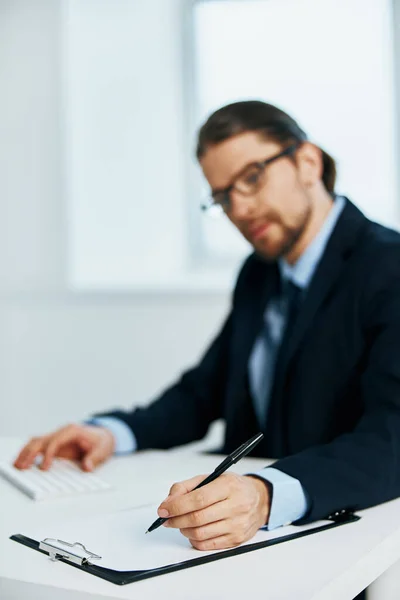 Gerente masculino com óculos trabalho mesa documentos trabalho — Fotografia de Stock