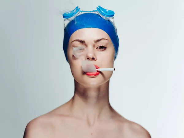 Mujer con hombros desnudos humo de cigarrillo deportivo — Foto de Stock