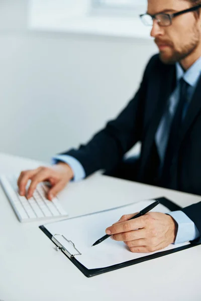 Geschäftsmann Der Mit Computer Arbeitet Hochwertiges Foto — Stockfoto