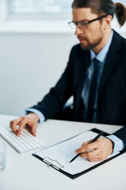 İş yerinde takım elbiseli bir adam. Yüksek kalite fotoğraf