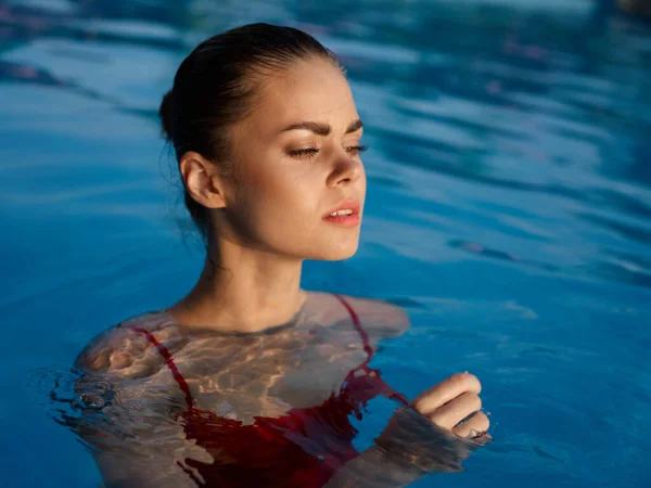 漂亮的女人在游泳池里游泳 高质量的照片 — 图库照片
