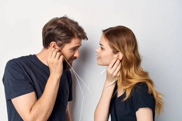 Muž a žena objetí komunikace přátelství pózování světlo pozadí — Stock fotografie