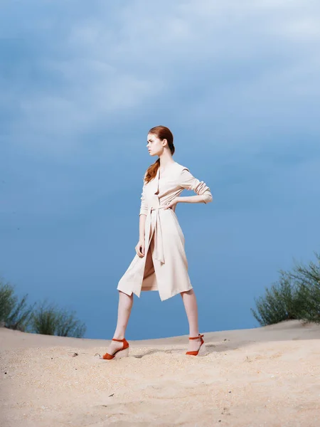 Frau Mantel Posiert Strand Auf Frisch — Stockfoto