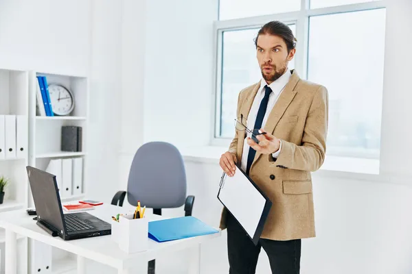 Geschäftsmann mit Telefon im Büro — Stockfoto