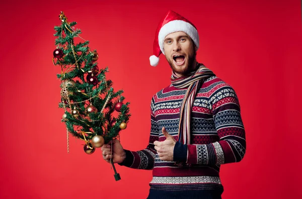 Homme en pull Noël vacances Décoration d'arbre de Noël — Photo