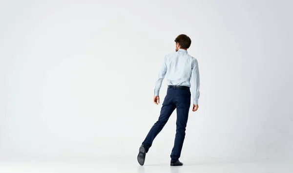 Hombre de negocios en traje posando longitud completa aislado fondo —  Fotos de Stock