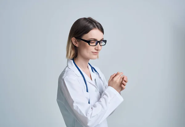 Kvinnlig läkare i vit rock autoscope sjukhus professionell — Stockfoto