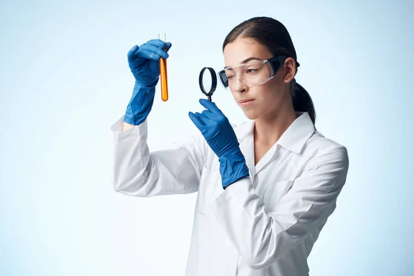 Medico donna esperimento professionale scienza della ricerca — Foto Stock