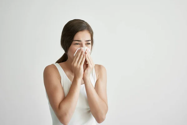 Mujer limpiándose la nariz con un pañuelo alergia problemas de salud virus —  Fotos de Stock