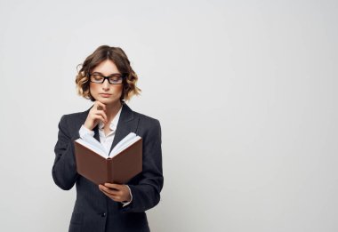 Elinde kitabı olan bir iş kadını. Profesyonel bir iş adamı.