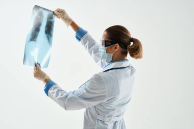 Beyaz önlüklü doktor hasta taraması izole edildi.