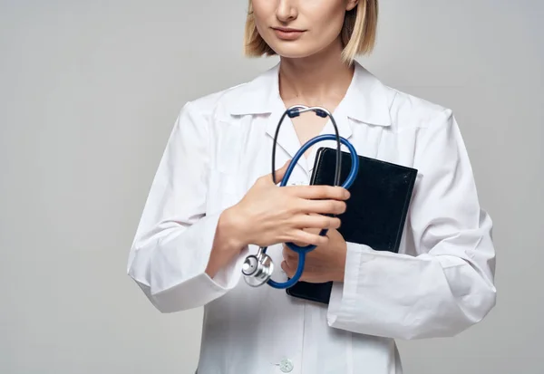 Kvinnlig läkare med stetoskop sjukvård — Stockfoto