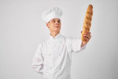 Profesyonel bir atıştırmalığın elinde somun ekmeği olan neşeli bir adam.