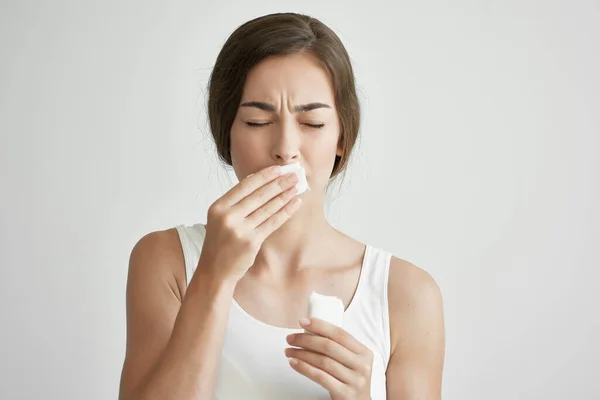 Γυναίκα σκουπίζει τη μύτη της με ένα μαντήλι τρέχει μύτη προβλήματα υγείας υγεία κρύο — Φωτογραφία Αρχείου