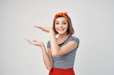 Kafasında bandajla yakın çekim pozu veren çizgili tişörtlü bir kadın.