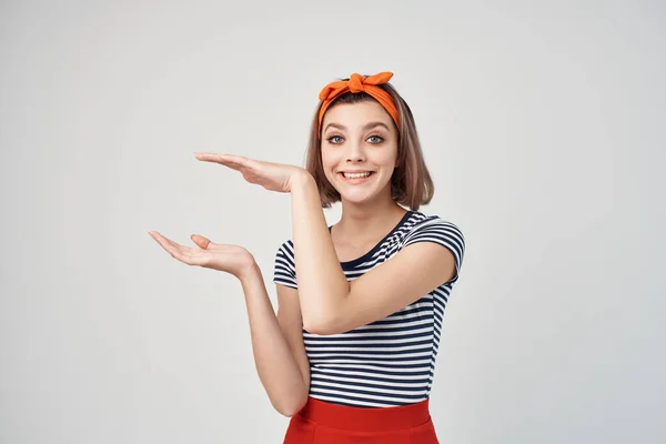 Donna in t-shirt a righe con benda sulla testa in posa primo piano — Foto Stock