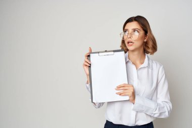 Elinde belgelerle yönetici yaşam tarzı izole edilmiş arkaplan