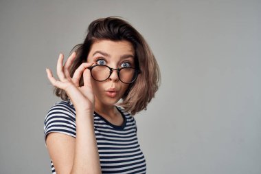 Şık giyinen güzel bir kadın. Hafif bir arka plan. Yaşam tarzı.