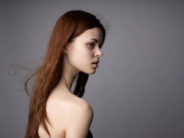 Mujer peinado desnudo hombros clara piel moda oscuro fondo —  Fotos de Stock