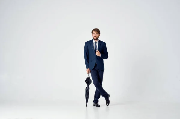 Homem de terno com guarda-chuva mau tempo chuva luz fundo — Fotografia de Stock