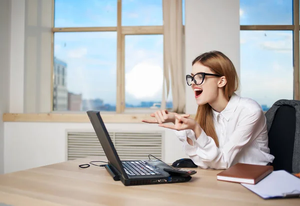 Geschäftsfrau weißes Hemd am Tisch vor Laptop-Finanzbüro — Stockfoto