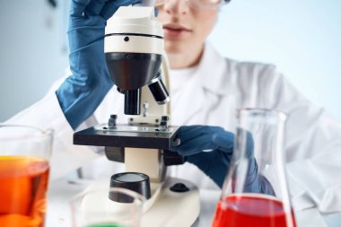 Bilimadamı kimyasal çözümler biyolog araştırma ışık arka planı