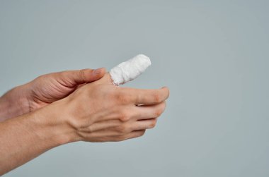 Erkek hasta el yaralanması sağlık sorunları hafif arka plan