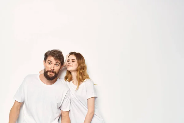Giovane coppia in bianco t-shirt abbracciare amicizia insieme — Foto Stock