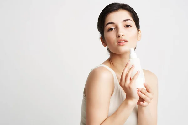 Kvinna fuktgivande kräm ren hud kosmetologi närbild — Stockfoto