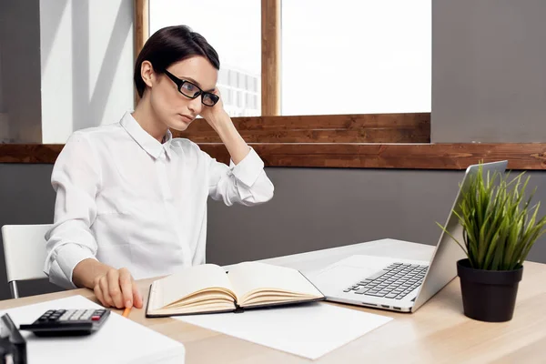 Női menedzser az irodában a szemüveg önbizalom elszigetelt háttér — Stock Fotó