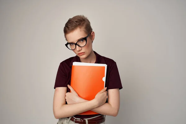 Mujer estudiante con gafas documentos educación estilo de vida —  Fotos de Stock