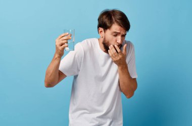 Sakallı adam bir bardak su stüdyosu.