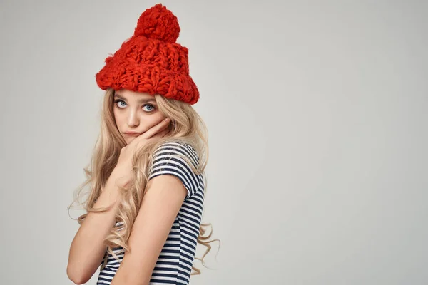 Blond i moteriktige klær Red Hat poserer Studio – stockfoto