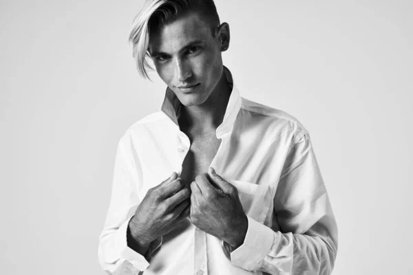 Hombre de camisa blanca con cuello elegante estilo auto-confianza Studio —  Fotos de Stock