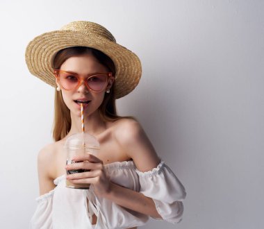 Güzel kadın, çekici. Moda şapkası arka planı.