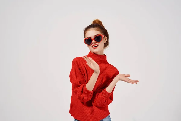 Femme à la mode dans un pull rouge look attrayant — Photo