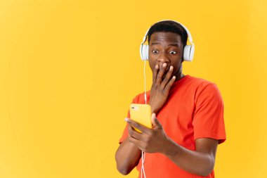 Afrikalı adam şaşırdı. Kulaklık teknolojisi.
