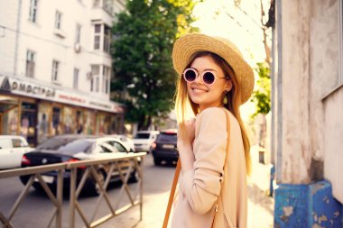 Şapka ve gözlük takan güzel bir kadın.