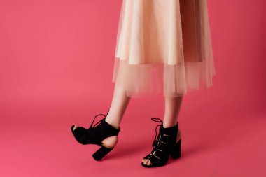 moda kadın ayakkabıları kırpılmış görünüm pembe arka plan pozu