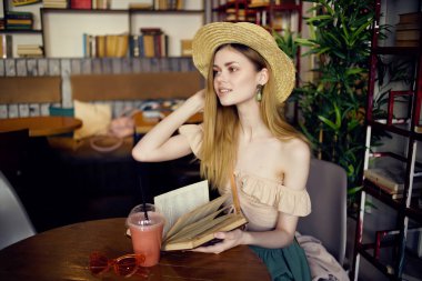 Kafe Hayat Tarzı 'nın elinde kitabı olan güzel bir kadın.