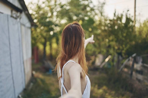 Mujer en vestido blanco verano campo sol libertad — Foto de Stock